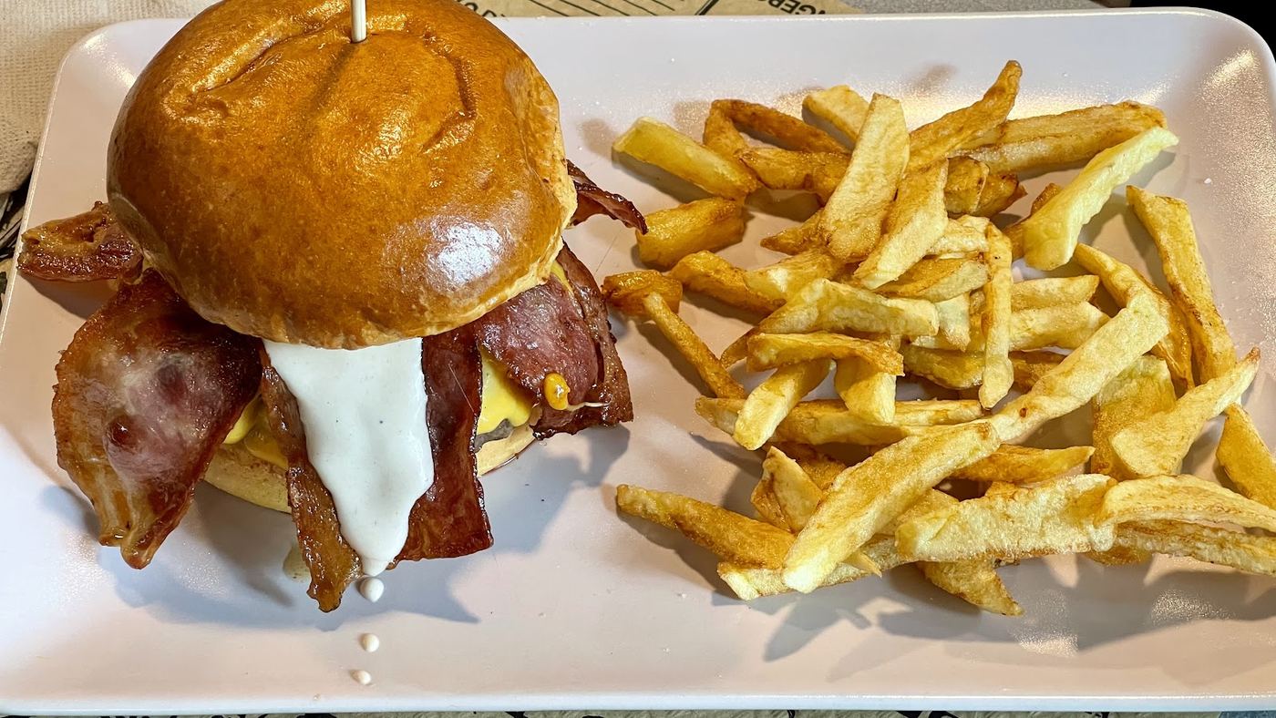 Hamburguesa con bacon crujiente y patatas fritas