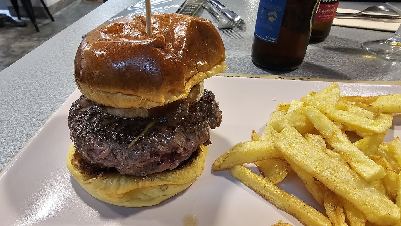 Hamburguesa de ternera con guarnición de patatas
